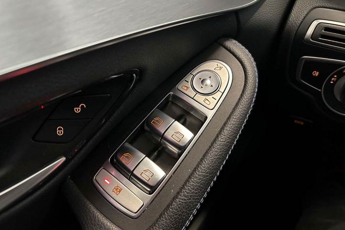 Blå Mercedes C200 fra 2020