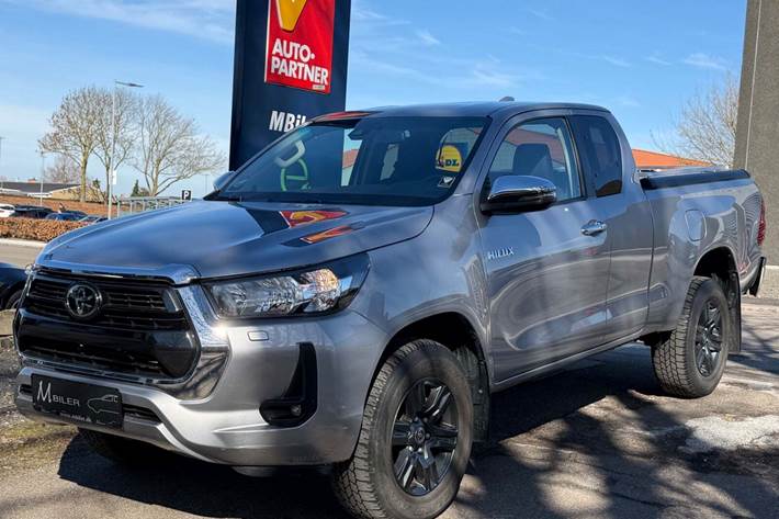 Grå Toyota HiLux fra 2024