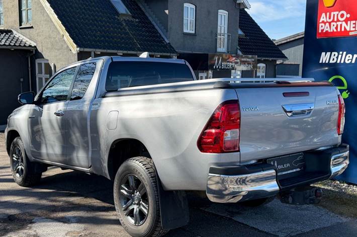 Grå Toyota HiLux fra 2024