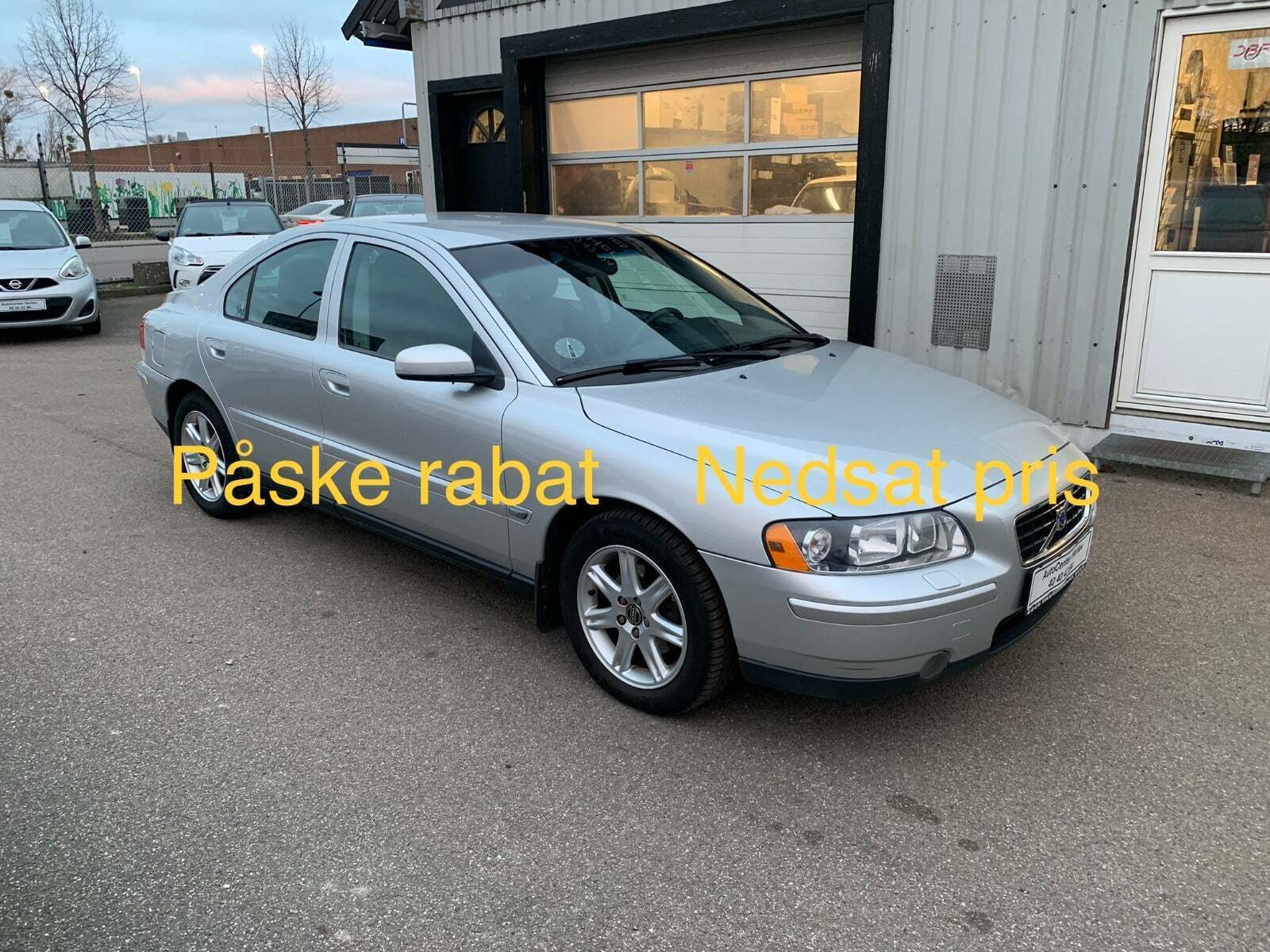 Sølv Volvo S60 fra 2006 set udefra