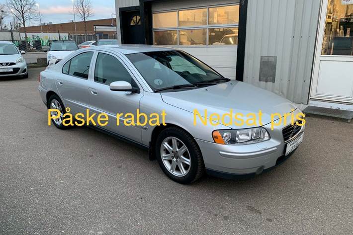 Sølv Volvo S60 fra 2006 set udefra