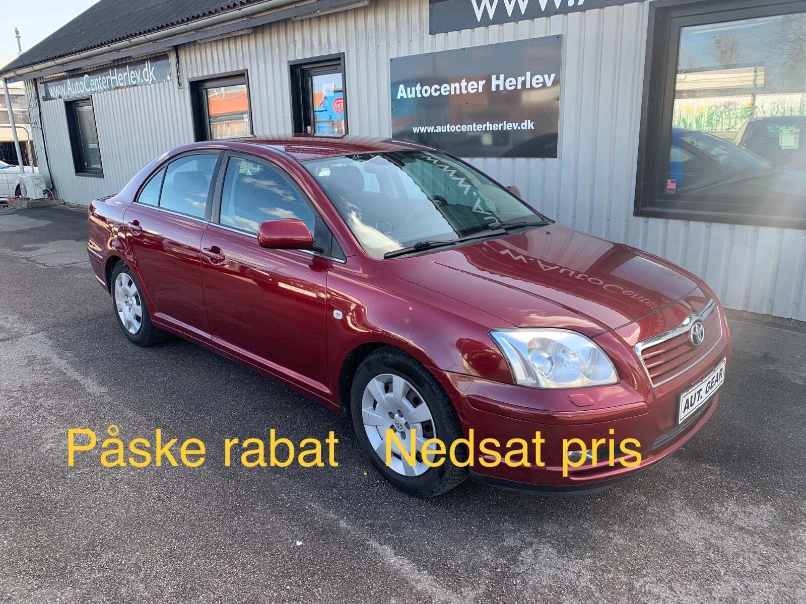 Rød Toyota Avensis fra 2006 set udefra