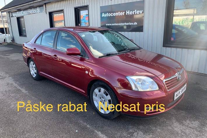 Rød Toyota Avensis fra 2006 set udefra