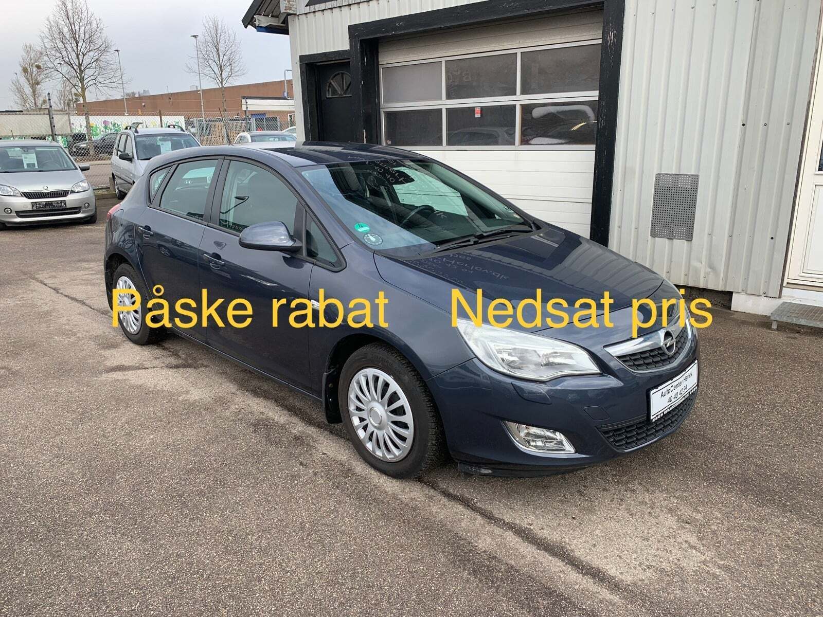 Blå Opel Astra fra 2010 set udefra