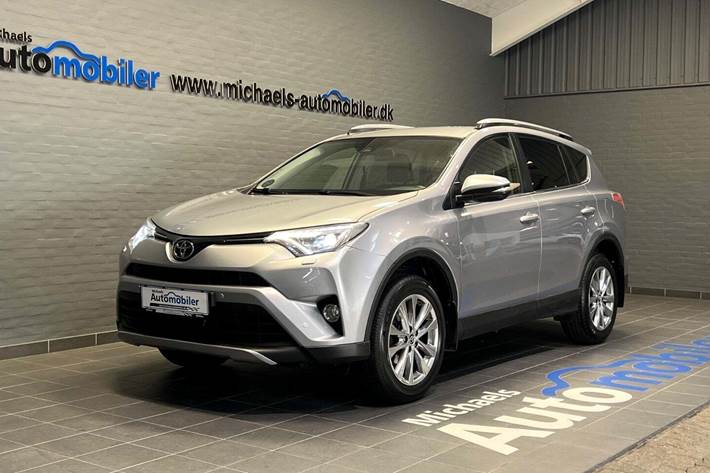Sølv Toyota RAV4 fra 2016 set udefra