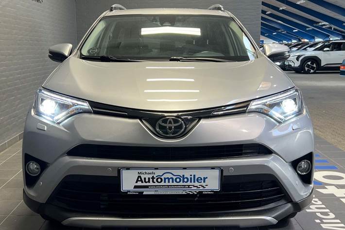 Sølv Toyota RAV4 fra 2016