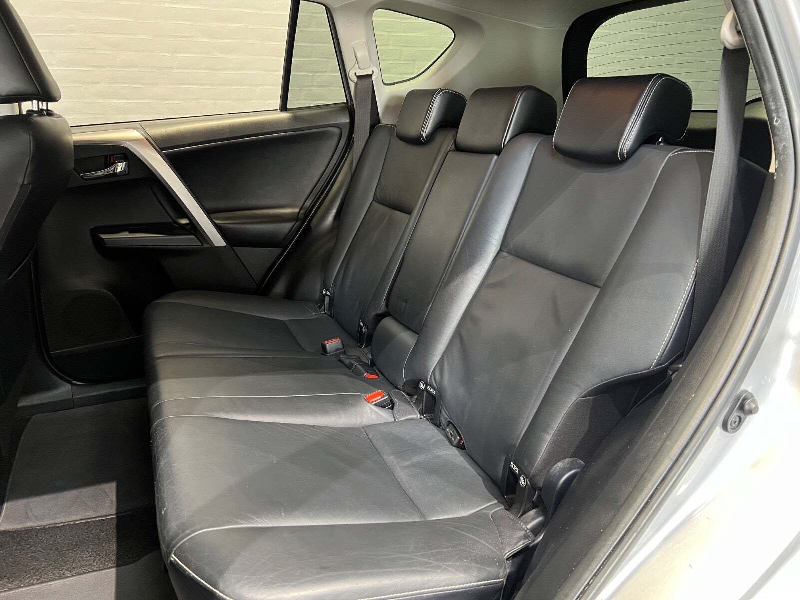 Sølv Toyota RAV4 fra 2016