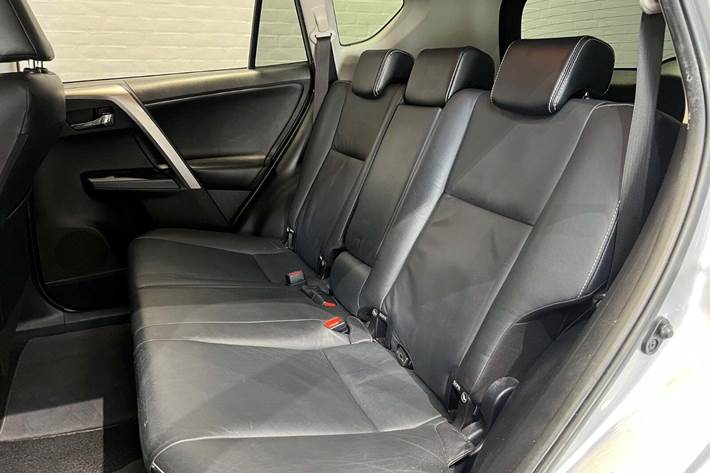 Sølv Toyota RAV4 fra 2016