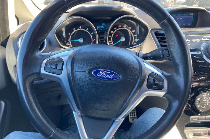 Hvid Ford Fiesta fra 2014