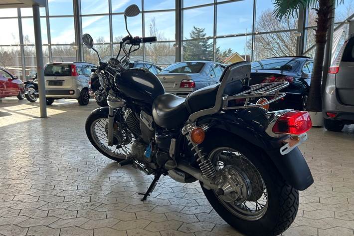 Blå Yamaha XV 535 fra 2026 set udefra