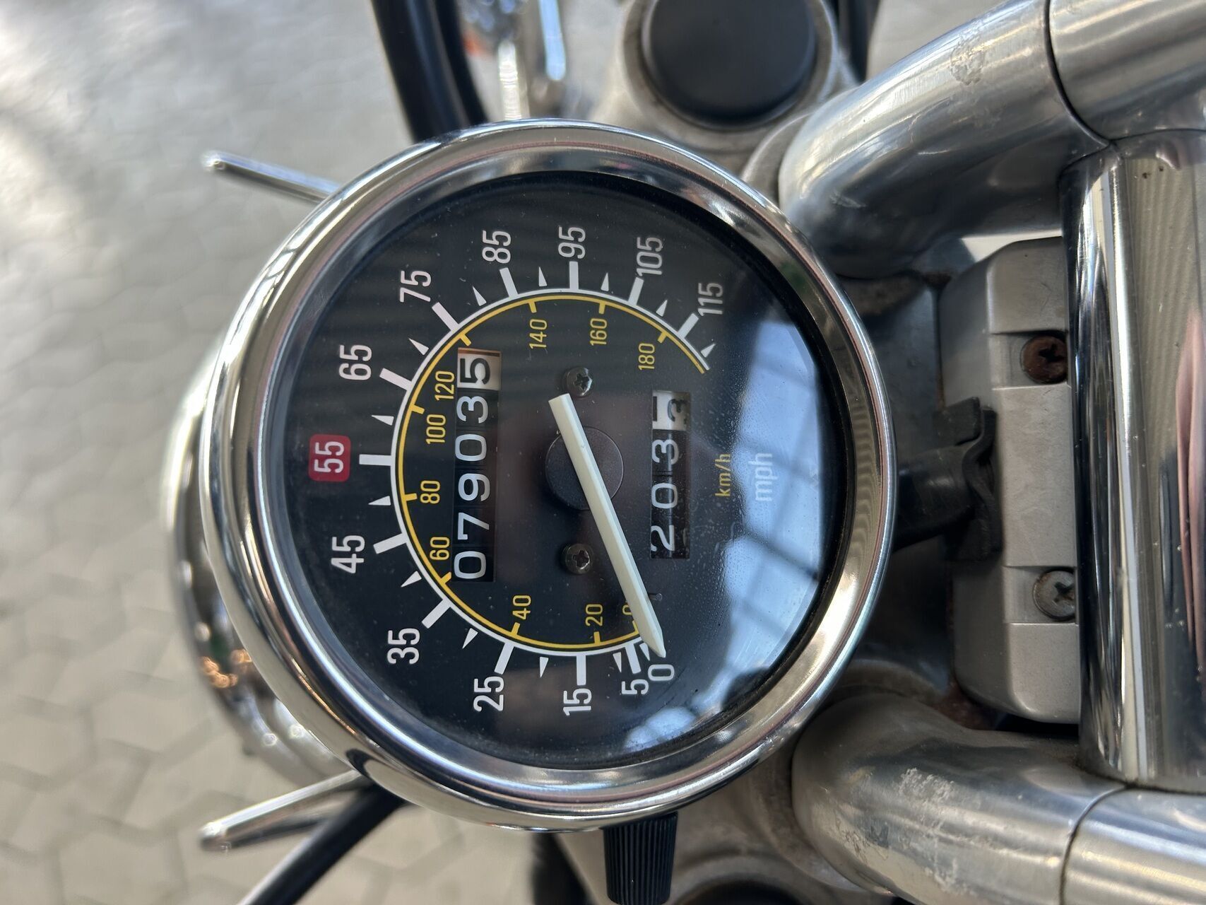 Blå Yamaha XV 535 fra 2026 set udefra