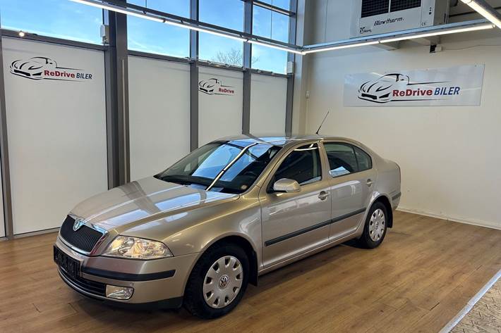 Gul Skoda Octavia fra 2005