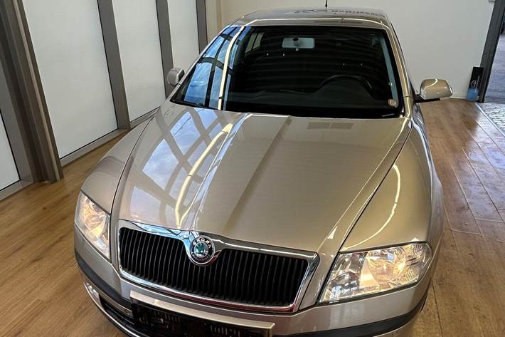 Gul Skoda Octavia fra 2005