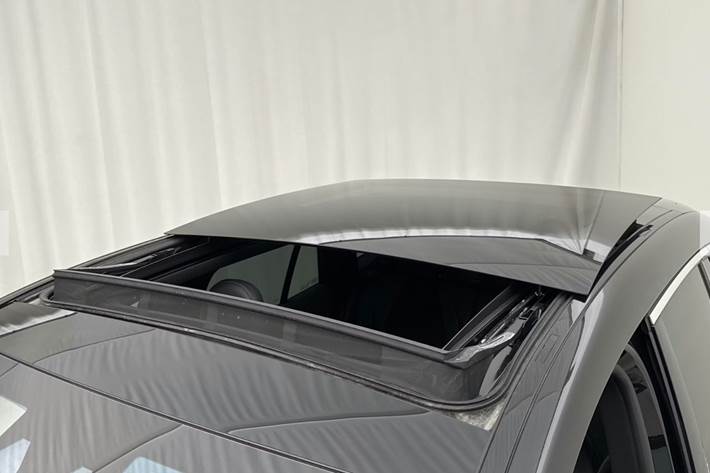 Sort Mercedes EQE500 SUV fra 2024