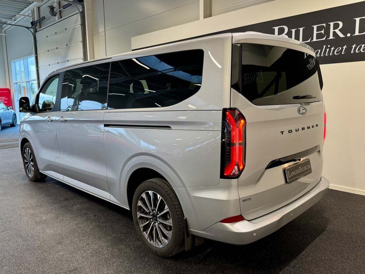 Sølv Ford Tourneo Custom 340 L2 fra 2024