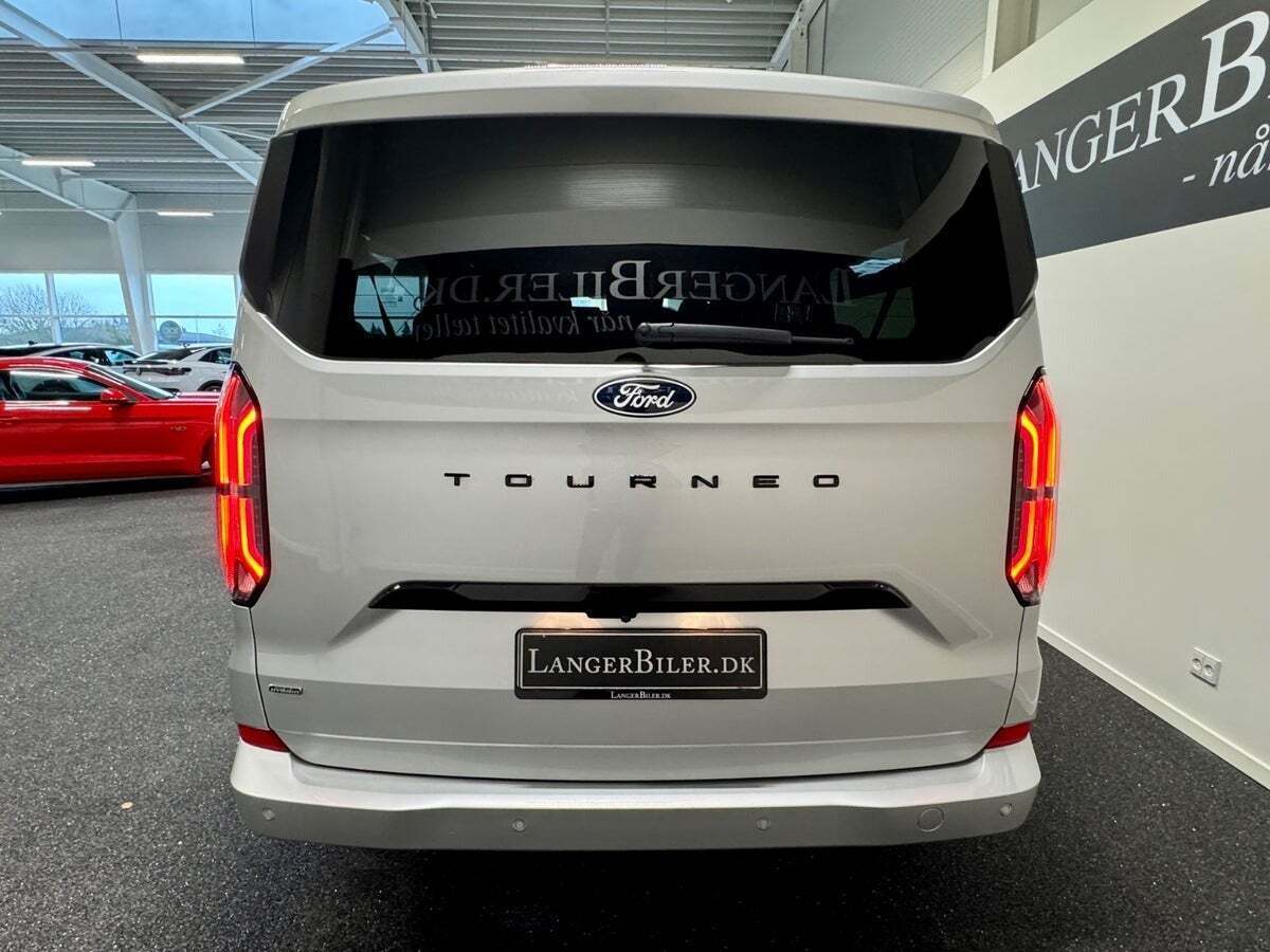 Sølv Ford Tourneo Custom 340 L2 fra 2024 set udefra