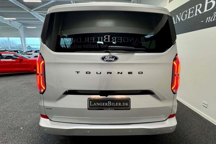 Sølv Ford Tourneo Custom 340 L2 fra 2024 set udefra