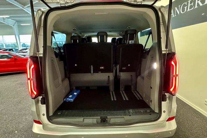 Sølv Ford Tourneo Custom 340 L2 fra 2024 set udefra
