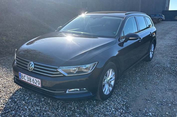 Sort VW Passat fra 2016 set udefra