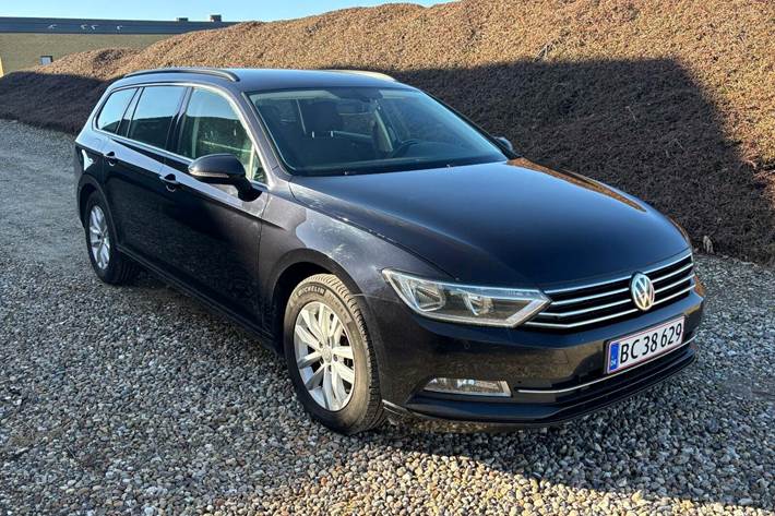 Sort VW Passat fra 2016