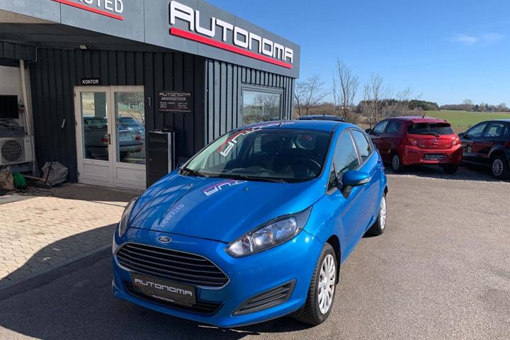 Blå Ford Fiesta fra 2014 set udefra