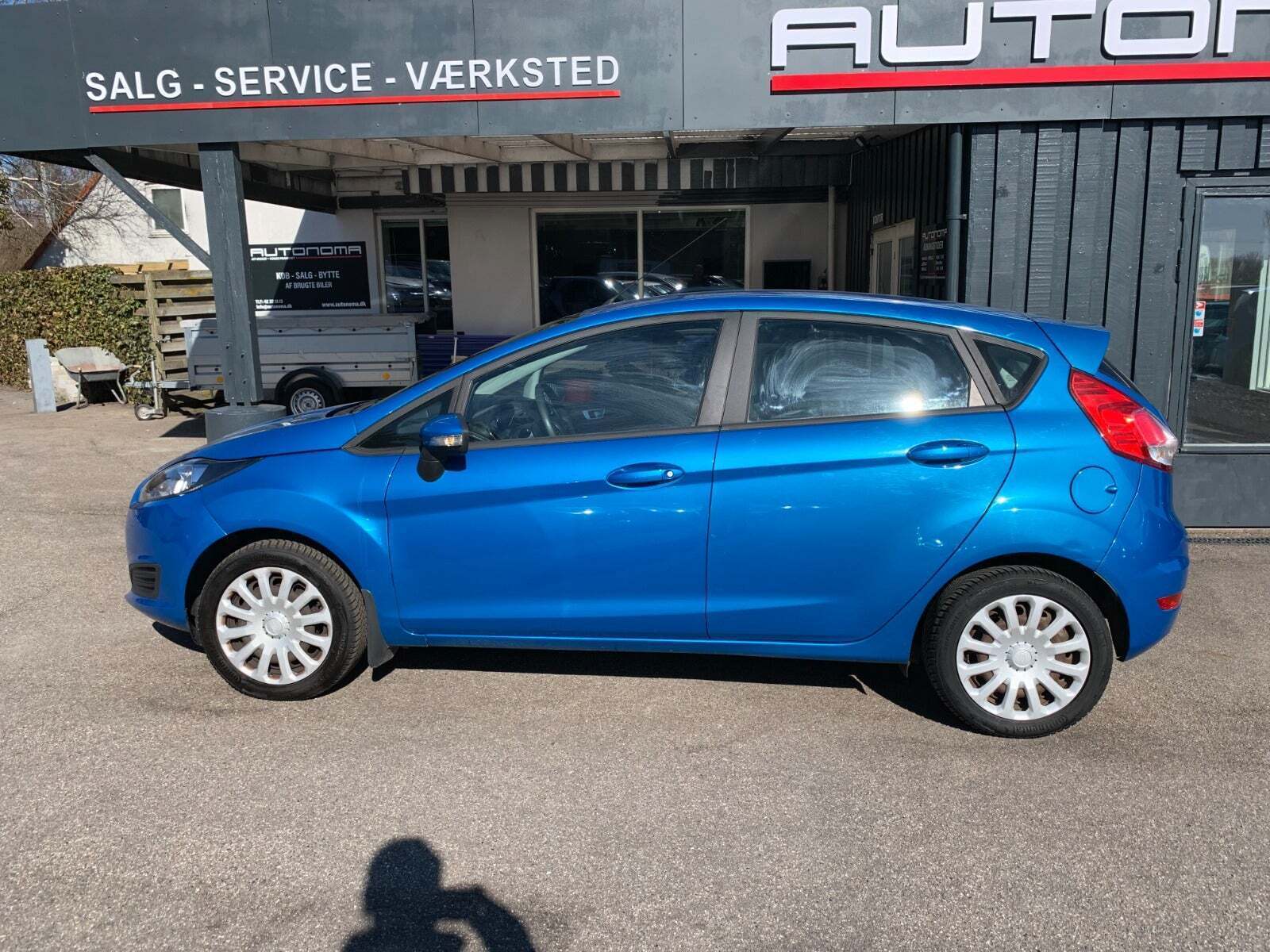 Blå Ford Fiesta fra 2014
