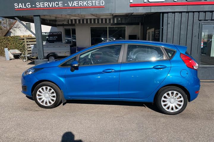 Blå Ford Fiesta fra 2014