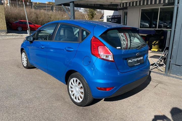 Blå Ford Fiesta fra 2014