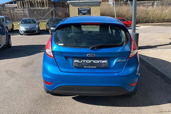 Blå Ford Fiesta fra 2014