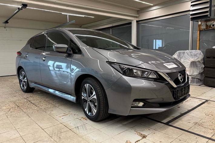 Grå Nissan Leaf fra 2021
