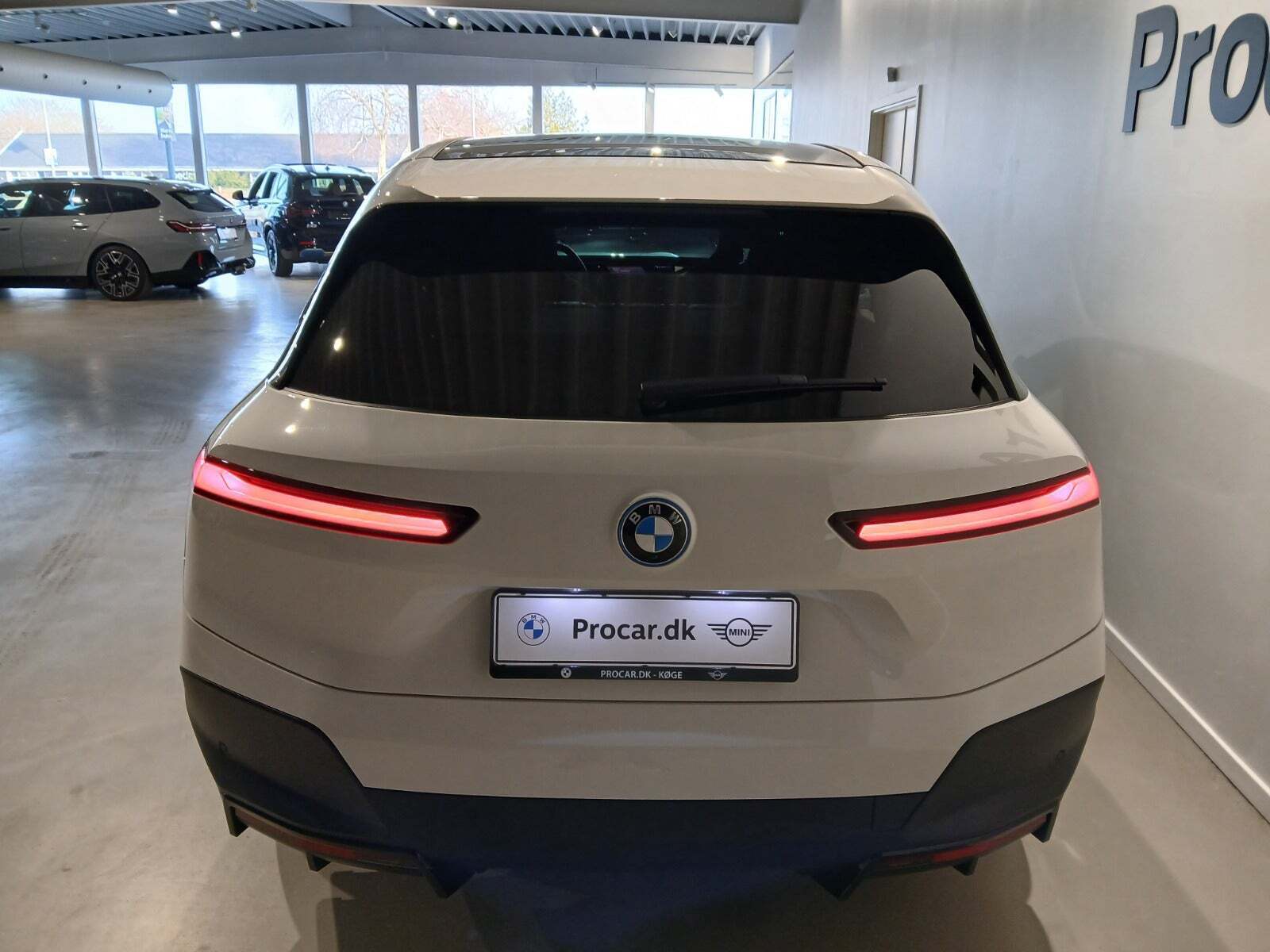 BMW iX xDrive40 Fully Charged