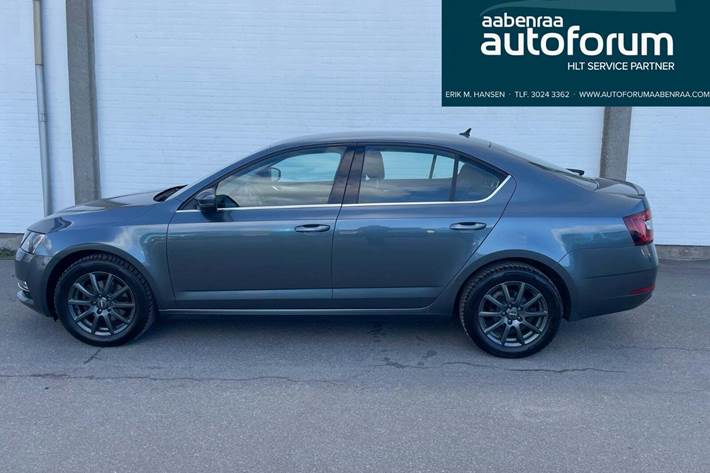 Blå Skoda Octavia fra 2018