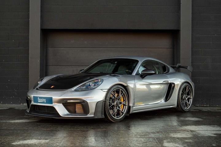 Sølv Porsche 718 Cayman GT4 RS fra 2023 set udefra