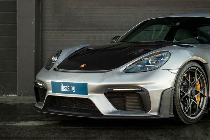 Sølv Porsche 718 Cayman GT4 RS fra 2023