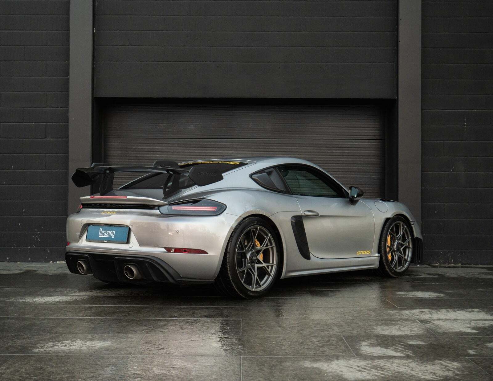 Sølv Porsche 718 Cayman GT4 RS fra 2023