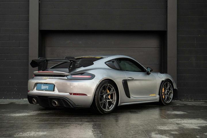 Sølv Porsche 718 Cayman GT4 RS fra 2023