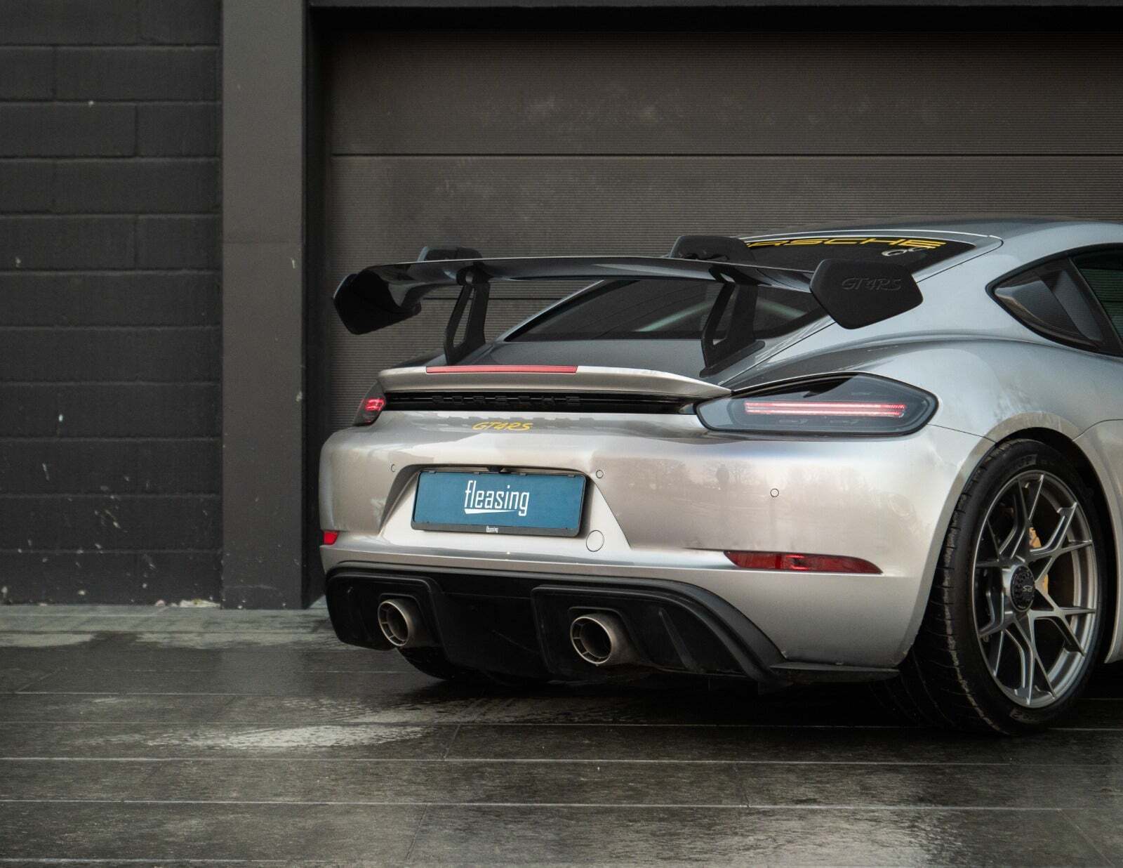 Sølv Porsche 718 Cayman GT4 RS fra 2023