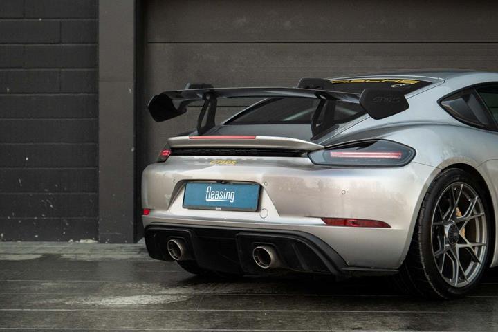 Sølv Porsche 718 Cayman GT4 RS fra 2023