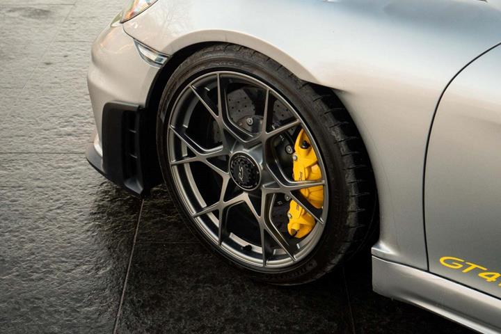 Sølv Porsche 718 Cayman GT4 RS fra 2023