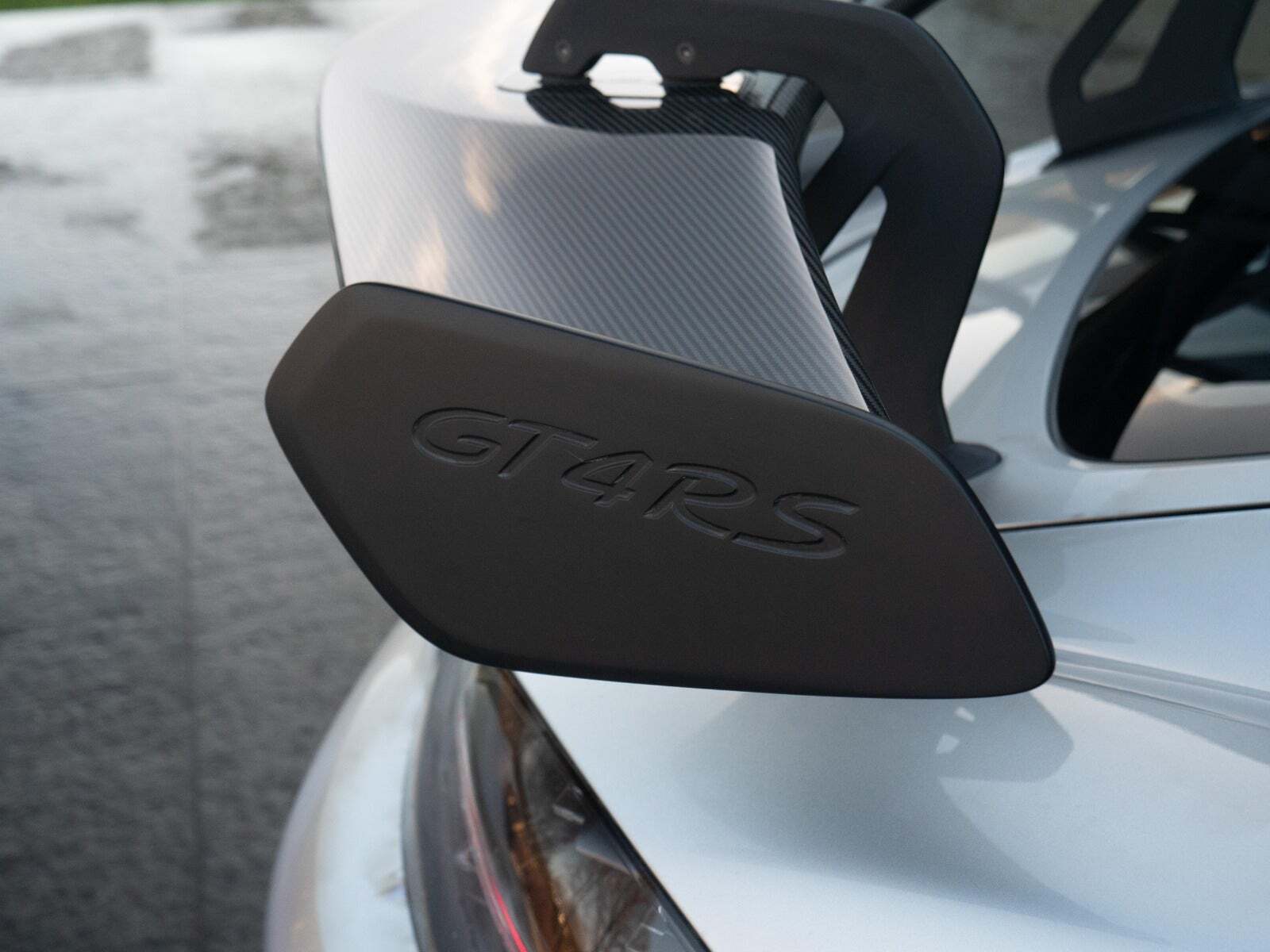 Sølv Porsche 718 Cayman GT4 RS fra 2023