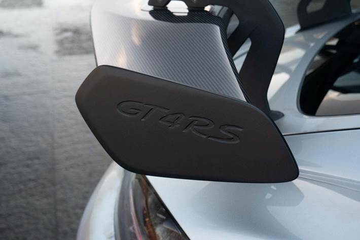 Sølv Porsche 718 Cayman GT4 RS fra 2023