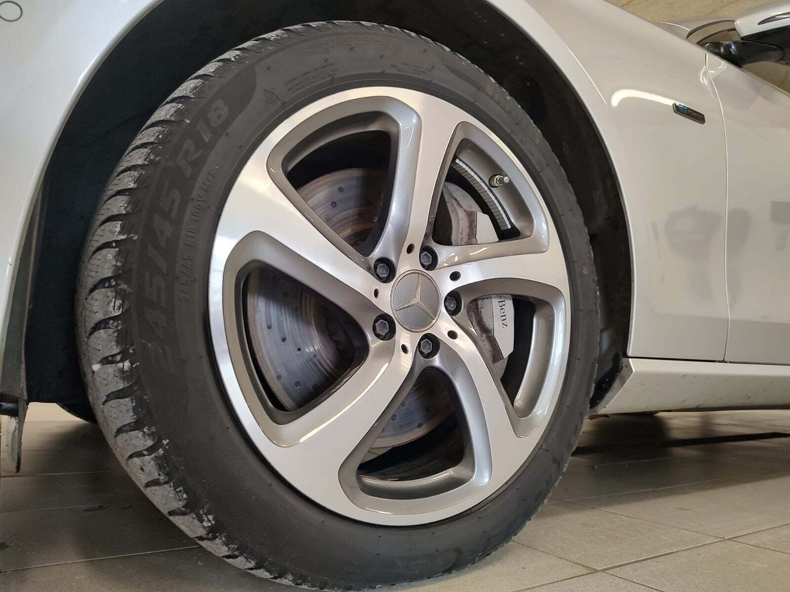 Sølv Mercedes E300 de fra 2020