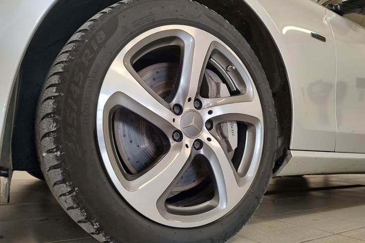 Sølv Mercedes E300 de fra 2020