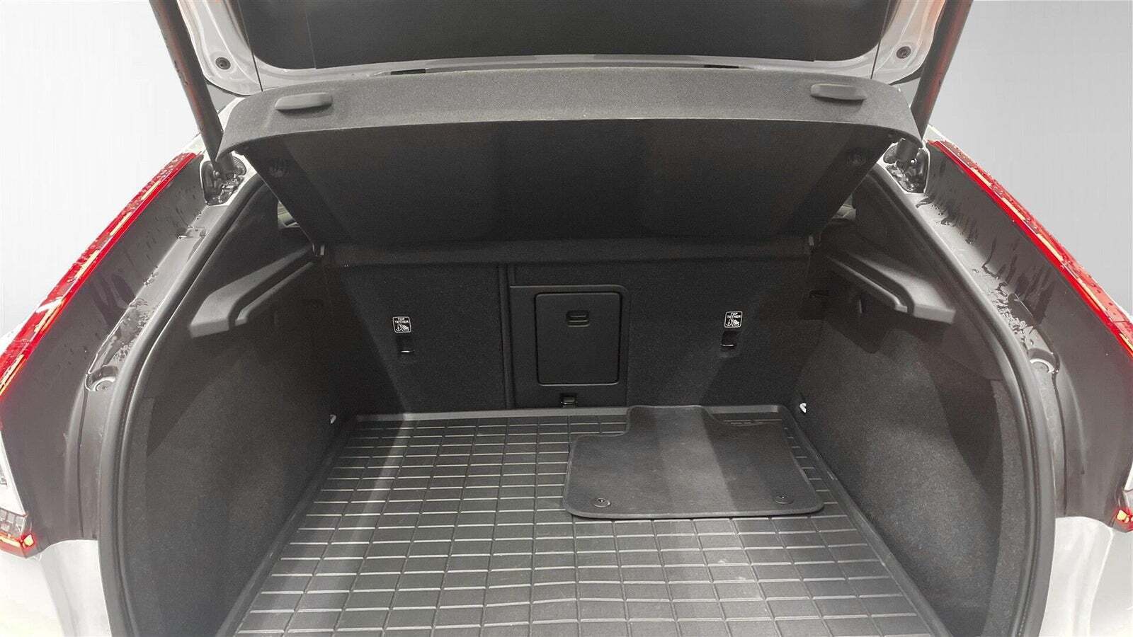 Hvid Volvo C40 fra 2024