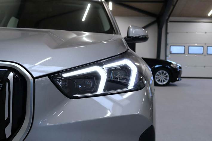 Sølv BMW iX1 fra 2023