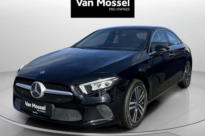Sort Mercedes A250 e fra 2020 set udefra