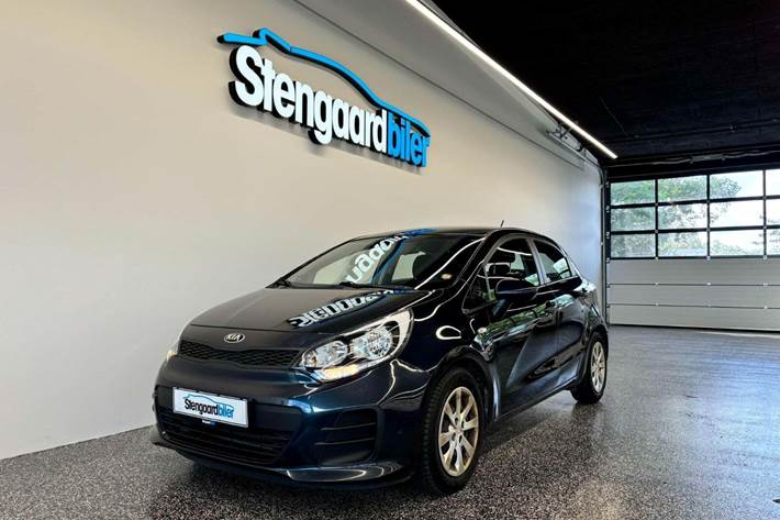 Grå Kia Rio fra 2017 set udefra