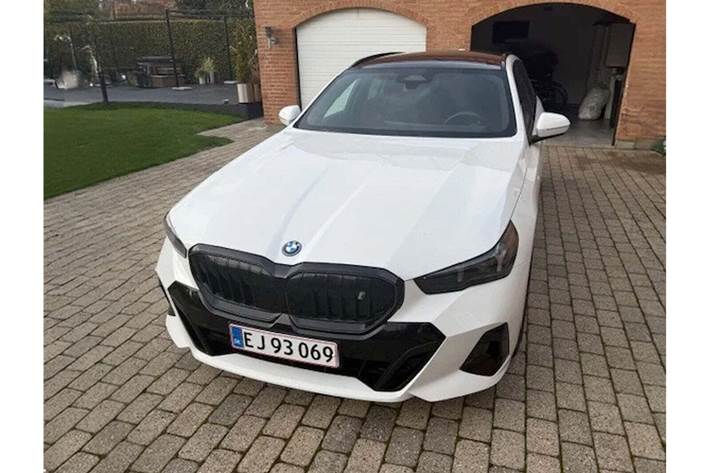 Hvid BMW i5 fra 2025