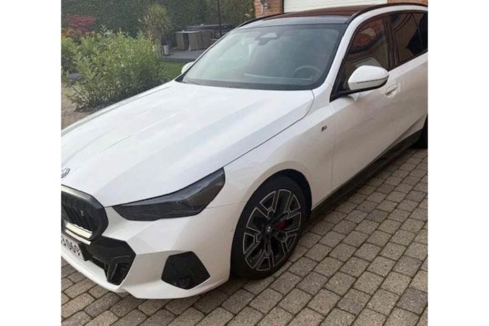 Hvid BMW i5 fra 2025