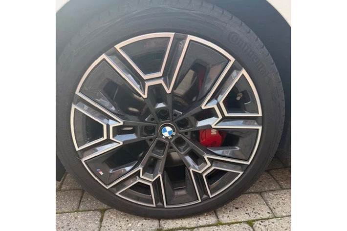 Hvid BMW i5 fra 2025